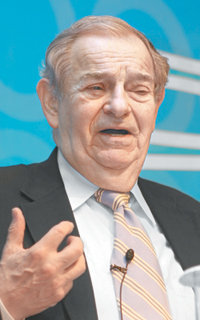 세계적인 협상 전문가인 허브 코언 ‘파워 니고시에이션 인스티튜트’ 대표가 14일 서울 중구 소공동 롯데호텔에서 기업 최고경영자(CEO)를 대상으로 강연하고 있다. 사진 제공 KMA