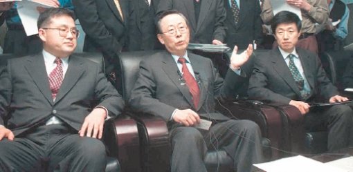 제일은행 매각 방침 발표뉴브리지캐피털과 스탠더드차터드에 잇따라 경영권이 넘어간 제일은행 매각 사례는 외환위기 이후 금융 구조조정 과정에서 생긴 대표적 시행착오로 꼽힌다. 1998년 말 이헌재(가운데) 당시 금융감독위원장이 제일은행 매각 방침을 발표하고 있다. 그는 경제부총리가 된 2005년 1월 “뉴브리지캐피털에 제일은행을 매각한 것은 뼈아픈 교훈”이라고 말했다. 동아일보 자료 사진