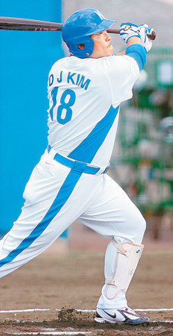 한국올림픽야구대표팀의 4번타자 김동주가 14일 상비군과의 평가전에서 0-1로 뒤진 2회말 무사 상황에서 동점 솔로홈런을 날리고 있다. 오키나와=연합뉴스
