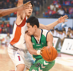 동부 가드 표명일(오른쪽)이 SK 신인 가드 김태술의 마크를 피해 패스할 곳을 찾고 있다. 표명일은 1쿼터에만 15점을 집중시킨 것을 비롯해 27점을 터뜨리며 팀의 25점 차 완승을 주도했다. 연합뉴스