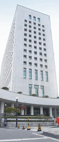 긴장대통합민주신당, 민주노동당, 창조한국당이 14일 삼성 비자금 특검법안을 발의하자 서울 서초구 서초동 대검찰청 청사 주변에 긴장감이 감돌고 있다. 동아일보 자료 사진