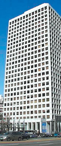 우려‘삼성 비자금 특검’ 법안이 발의된 14일 서울 중구 태평로 삼성그룹 본관 앞에서는 민주노동당의 1인 시위가 이어지는 등 어수선한 분위기였다. 동아일보 자료 사진