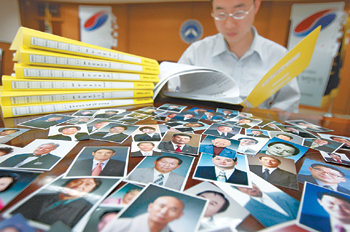 중앙선거관리위원회에 등록된 17대 대선 예비후보는 14일 현재 모두 146명이다. 선관위 직원이 예비후보자들이 제출한 서류와 사진을 살펴보고 있다. 동아일보 자료 사진