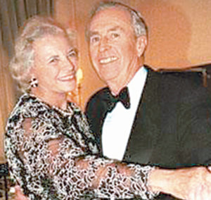 샌드라 데이 오코너 전 대법관이 재직 시절인 1998년 미국 워싱턴에서 열린 한 만찬행사에서 남편인 존 오코너 씨와 춤을 추며 즐거운 한때를 보내고 있다. 사진 출처 ABC방송 웹사이트