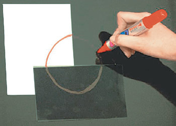 기존 패널, 일반 종이, 새로 개발한 방오성 패널(아래부터 시계 방향)에 유성 펜으로 선을 그어 비교한 모습. 방오성 패널에는 잉크가 거의 묻지 않았다. 사진 제공 LG필립스LCD
