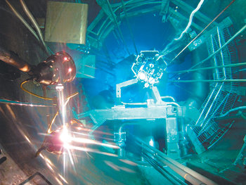 푸른빛을 발하는 하나로 노심을 위에서 본 모습. 핵분열 반응으로 만들어지는 중성자는 방사성원소 제조 등 다양한 용도로 이용된다. 강석기 동아사이언스  기자