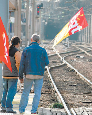 멈춰 선 기차 프랑스의 대중교통 파업이 시작된 14일 국영철도(SNCF) 소속 파업 근로자들이 서남부 항구 도시 니스의 기차역에서 노조 깃발을 들고 텅 빈 철로를 바라보고 있다. 니스=로이터 연합뉴스