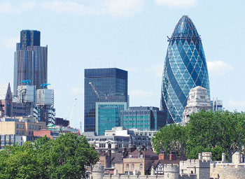 영국의 금융 중심지 시티오브런던에 두 개의 탑처럼 우뚝 솟아 있는 타워42(왼쪽)와 거킨 타워. 런던=송평인  특파원