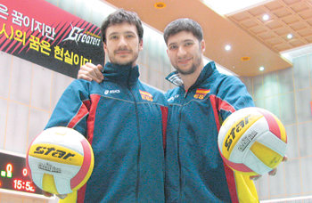 스페인배구대표팀 세터 미겔 앙헬 팔라스카(왼쪽)와 공격수 기예르모 팔라스카 형제가 배구공을 든 채 포즈를 취했다. 수원=황태훈  기자