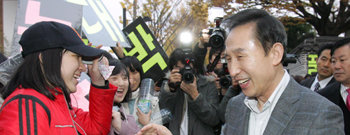 “힘내라 수험생” 대학수학능력시험일인 15일 오전 한나라당 이명박 대선 후보(오른쪽)가 서울 종로구 덕성여고에서 수험생을 응원하러 나온 고교생을 만나 웃고 있다. 국회사진기자단