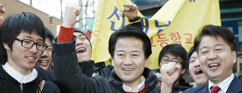 “시험 잘 치세요” 15일 오전 대통합민주신당 정동영 대선 후보(가운데)가 서울 서대문구 명지고에서 수험생들에게 “시험 잘 치라”며 손을 들어 응원하고 있다. 국회사진기자단