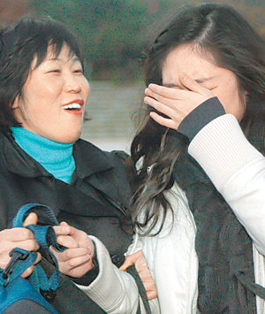 “고생 많았다, 내 딸아” 15일 오후 서울 중구 정동 이화여고에서 대학수학능력시험을 마친 한 학생이 교문 앞에서 어머니를 보고 울음을 터뜨리고 있다. 변영욱기자