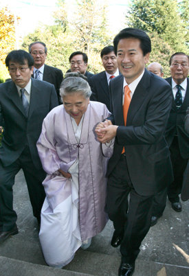 대구를 방문한 정동영후보가 16일 오전 대구시 수성구 두산동 국조단군성전을 방문해 단군성전 지킴이 박명수할머니(왼쪽)를 부축해 계단을 오르고 있다. 김동주 기자