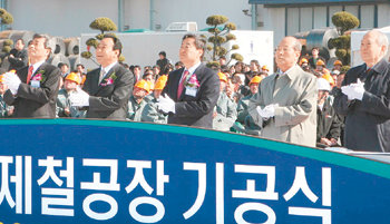 동부제강은 16일 충남 당진군 아산만공장에서 전기로 및 열연강판 생산설비 기공식을 열었다. 이날 기공식에는 김준기 동부그룹 회장을 비롯한 동부그룹 임직원과 국내외 철강업체 대표 등 500여 명이 참석했다. 왼쪽부터 이완구 충남지사, 김낙성 국민중심당 의원, 김준기 회장, 김형배 동부그룹 고문, 황경로 전 포스코 회장. 사진 제공 동부제강