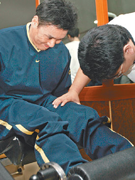 이승엽이 지난해 개인 트레이너를 맡고 있는 세진헬스 오창훈 관장과 함께 하체단련 운동을 하고있다. 동아일보 자료 사진