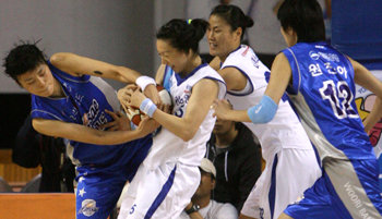 치열한 볼 다툼“내 볼이야.” 우리은행 홍현희(왼쪽)와 삼성생명 이미선(왼쪽에서 두 번째)이 서로 볼을 빼앗기 위해 안간힘을 쓰고 있다. 용인=연합뉴스