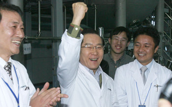 이회창 전 한나라당 총재(가운데)가 16일 충북 청원군 오송생명공학단지 내 한 바이오테크 회사를 방문해 산삼배양액을 마신 뒤 “기운이 넘친다”며 주먹을 불끈 쥐어 올리며 웃고 있다. 청원=신원건 기자