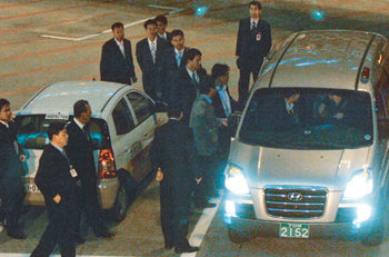 호송차 탑승BBK 전 대표 김경준 씨가 16일 오후 인천국제공항에 로스앤젤레스발 아시아나항공편으로 도착한 뒤 계류장에서 검찰 호송차량에 올라타고 있다. 인천=전영한  기자