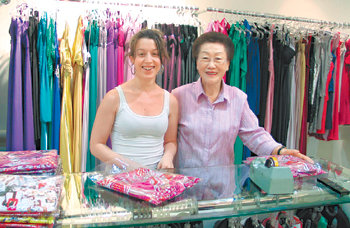 브라질 상파울루 봉헤치르 의류상가에서 가게를 운영하는 김희순 씨(오른쪽)와 현지 직원. 이민 온 지 43년 된 김 씨는 현지인 40여 명을 고용해 의류 디자인부터 제작, 판매까지 하고 있다. 상파울루=공종식  특파원