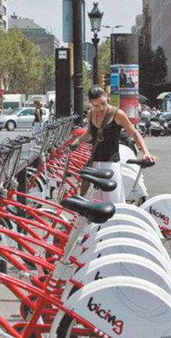 스페인 바르셀로나의 공용 자전거 셀프서비스 시스템 ‘바이싱’이 시민들의 큰 호응을 얻고 있다. 한 여성이 거리에 설치된 무인 대여소에서 자전거를 꺼내고 있다. 동아일보 자료 사진