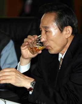 한나라당 이명박 대선후보가 18일 오후 경남 창원공단 내 중소기업인 (주)경한코리아를 찾아 회사설명 영상물이 방영하는 동안 물을 들이키고 있다. 연합