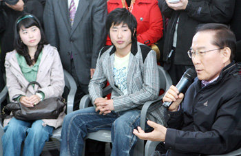 대학생들과의 대화 이회창 전 한나라당 총재가 18일 전주 완산구 전통문화센터를 방문해 대학생들과 간담회를 하고 있다. 전주=연합뉴스