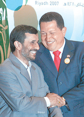 17일 사우디아라비아의 수도 리야드에서 개막한 제3회 석유수출국기구(OPEC) 정상회의에서 마무드 아마디네자드 이란 대통령(왼쪽)과 우고 차베스 베네수엘라 대통령이 밝은 표정으로 인사를 나누고 있다. 리야드=로이터 연합뉴스