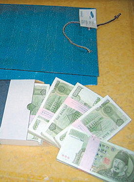 이용철 전 대통령법무비서관이 삼성에서 받은 돈을 돌려주기 전 찍어 놓았던 것이라며 공개한 사진