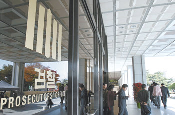 청사 안에선 무슨 일이…‘BBK 주가조작 사건’의 핵심 인물인 김경준 씨가 횡령과 주가조작 등 혐의로 19일 구속 수감된 후 검찰 조사에 탄력이 붙고 있다. 이날 김 씨가 나흘째 소환 조사를 받은 서울 서초구 서초동 서울중앙지검 주변에 긴장감이 감돌고 있다. 김재명 기자