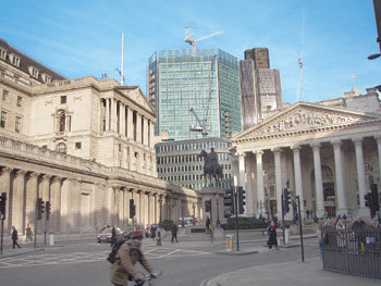 영국 런던 지하철 ‘뱅크’ 역 앞에서 본 더 시티(The City) 모습. 오른쪽 그리스 양식의 건물이 옛 증권거래소이고 바로 뒤 회색 건물은 ‘타워 42’다. 건물들 사이로 보이는 공사용 크레인과 고층건물들이 세계 금융허브 위상을 되찾은 더 시티의 활력을 보여 주고 있다. 런던=김상운 기자