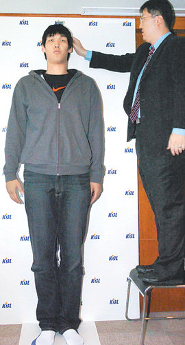 한국농구 최장신 선수 하승진(왼쪽)이 2008 국내 선수 드래프트 응시자 오리엔테이션에서 키를 재고 있다. 김미옥 기자