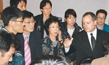 “신분증 봅시다” 어수선한 회견장 21일 김경준 전 BBK 대표의 아내 이보라 씨를 비롯한 김 씨 가족이 미국 로스앤젤레스 윌셔플라자호텔에서 기자회견을 했다. 회견을 시작하기 앞서 몰려든 50여 명의 취재진과 이들의 신분증을 확인하려는 김 씨 측 관계자들이 회견장 입구에 뒤엉켜 북새통을 이루고 있다. 로스앤젤레스=연합뉴스