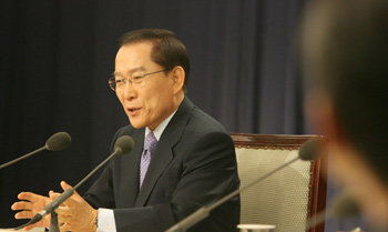 이회창 전 한나라당 총재가 21일 서울 여의도 63빌딩에서 열린 방송기자클럽 초청 토론회에 참석했다. 이날 토론회에서는 이 전 총재의 출마 동기에 대한 패널들의 질문이 집중됐다. 신원건  기자