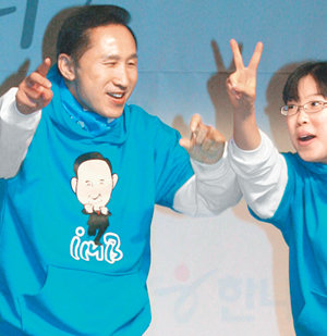 “율동 어때요”한나라당 이명박 대선 후보(왼쪽)가 22일 서울 중구 명동 펑키하우스에서 열린 당 선대위 유니폼 선정을 위한 패션쇼에서 자원봉사자들과 율동을 하고 있다. 신원건 기자