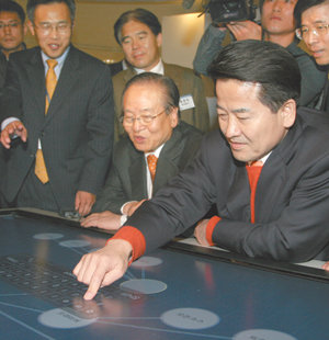 KIST 방문대통합민주신당 정동영 대선 후보(오른쪽)가 22일 서울 성북구 하월곡동 한국과학기술연구원(KIST)을 방문해 첨단 장비를 시연하고 있다. 김동주 기자