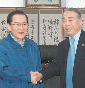 헌정회 찾아이회창 전 한나라당 총재(왼쪽)가 22일 서울 중구 을지로 대한민국헌정회를 방문해 이철승 헌정회장과 악수하고 있다. 신원건 기자