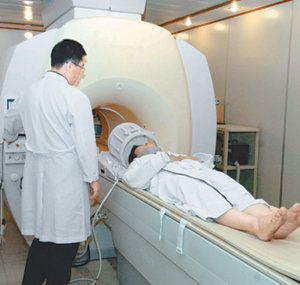 암 진단을 위해 상경한 지방 환자가 서울의 한 대형 병원에서 자기공명영상(MRI) 촬영을 하고 있다. 동아일보 자료 사진