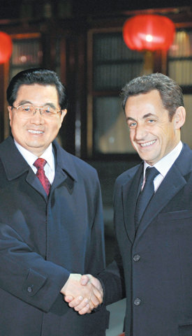 사르코지 중국 방문중국의 후진타오 주석(왼쪽)과 프랑스의 니콜라 사르코지 대통령이 25일 베이징의 영빈관 댜오위타이에서 만나 악수하고 있다. 사르코지 대통령은 3일 동안 중국에 머물며 상하이 등을 방문할 예정이다. 베이징=로이터 연합뉴스