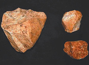 2005년 충북 청원군 강외면 만수리에서 발견된 석기 3점.