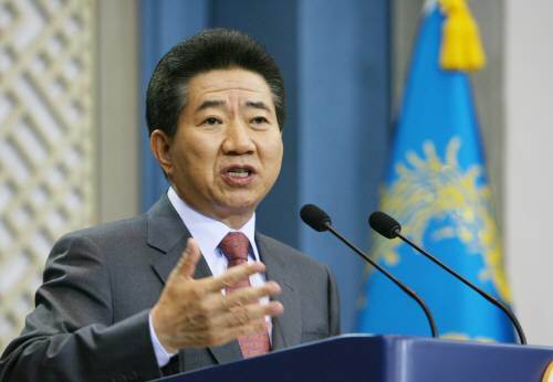 노무현 대통령이 27일 오전 청와대 춘추관에서 `삼성비자금 특검법'과 관련 기자회견을 하고있다. 노대통령은 이날 국회를 통과한 삼성비자금 특별검사 도입법안에 대해 거부권을 행사하지 않고 원안대로 수용키로 했다고 밝혔다. [연합]