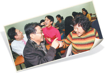 웃음 동아리 ‘펀들펀들’ 모임에서 참석자들이 마주 보며 웃는 연습을 하고 있다. 김미옥 기자