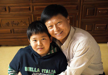 구도를 잘 활용하면 색다른 가족사진을 찍을 수 있다. 하이앵글 사진은 촬영자가 등장인물들을 위에서 내려다보며 찍기 때문에 친밀감을 줄 수 있다. 그러나 키가 작아 보일 수 있으므로 서 있는 포즈로는 찍지 않는 것이 좋다. 사진 제공 올림푸스한국