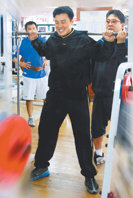 겨울마다 이승엽(요미우리)의 개인 트레이너를 맡아왔던 오창훈 관장(오른쪽)이 이승엽의 트레이닝을 돕고 있다. 오 관장은 신체 부위별 근육 강화 프로그램을 적용하고 있다. 사진 제공 오창훈 씨