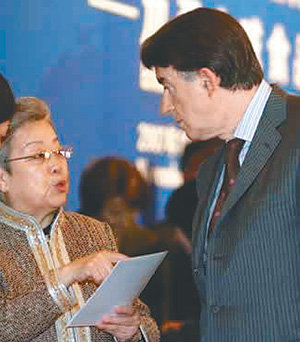 우이 중국 국무원 부총리(왼쪽)가 26일 베이징에서 열린 국제식품안전회의에서 개막식이 끝나자마자 중국의 식품안전 문제를 제기한 피터 맨덜슨 유럽연합 통상담당 집행위원을 찾아가 따져 묻고 있다. 사진 출처 다궁보 웹사이트