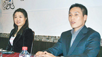 한국 최초의 우주선 탑승자로 선발된 고산 씨(오른쪽)와 예비후보 이소연 씨가 26일 러시아 모스크바 살류트 호텔에서 기자간담회를 했다. 한국인을 태운 러시아 우주선은 내년 4월 8일 오후 8시(한국 시간)에 발사된다. 모스크바=연합뉴스