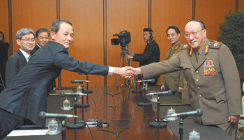 27일 평양 송전각 초대소에서 열린 제2차 남북국방장관회담에서 김장수 국방장관(왼쪽)과 김일철 북한 인민무력부장이 악수를 하고 있다. 평양=사진공동취재단