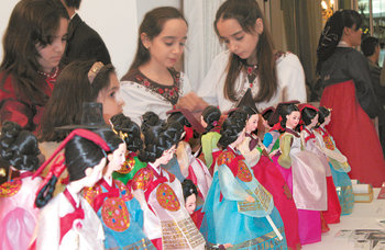 20일 이란 테헤란 소재 주이란 한국대사관에서 열린 대장금 종방 기념 리셉션에 참석한 이란 어린이들이 대장금 인형을 유심히 살펴보고 있다. 테헤란=윤완준 기자