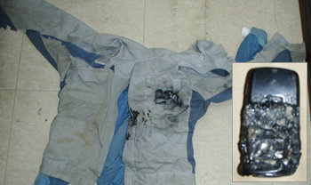 휴대전화 폭발로 추정되는 사고로 사망한 서모 씨의 작업복 상의 왼쪽 가슴 부근이 검게 그을린 채 구멍이 뚫려 있다. 오른쪽 사진은 상의 왼쪽 주머니에서 발견된 휴대전화. 연합뉴스