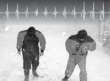 세종기지 대원 2명이 세찬 눈보라를 뚫고 기지를 순찰하고 있다. 남극의 겨울철인 3∼9월은 이들에게 정신적, 육체적으로 힘든 시기다. 사진 제공 극지연구소