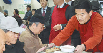 노인회관 배식 봉사대통합민주신당 정동영 대선 후보(오른쪽)가 29일 서울 강서구의 시립 강서노인종합복지관을 찾아 배식 봉사 활동을 하고 있다. 김동주 기자